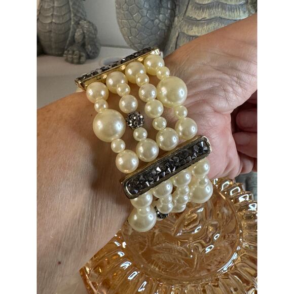 Faux Pearl stretch bracelet with station beads - Picture 3 of 3